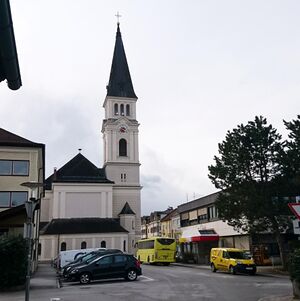 Ostansicht der Stadtpfarrkirche Oberndorf.jpg
