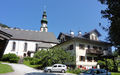 Pfarrhof und Kirche Oberau.jpg