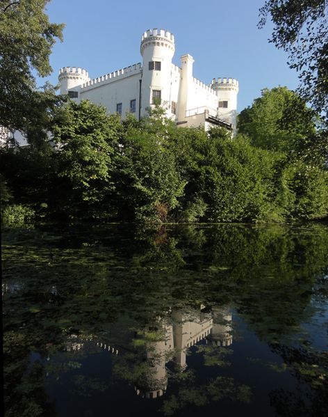 Datei:Schloss Marzoll mit Weiher.jpg