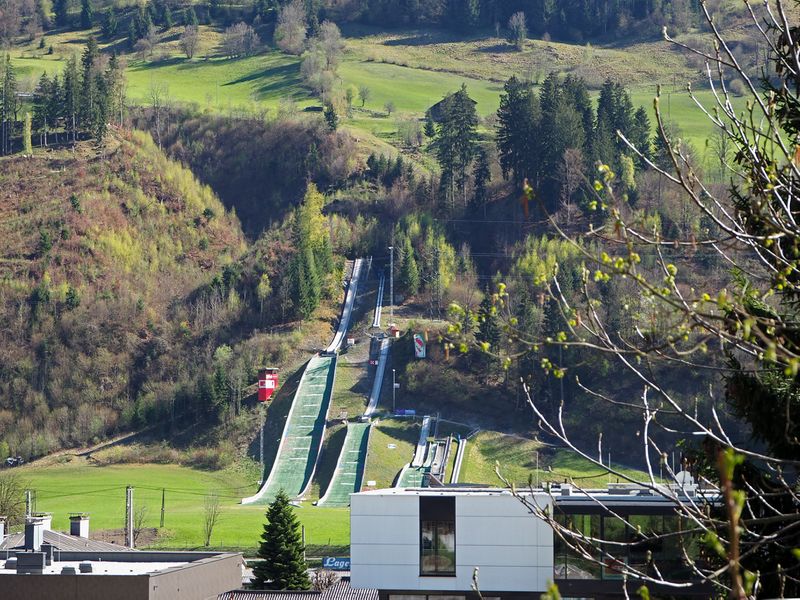Datei:Schwarzach Sprungschanze.jpg