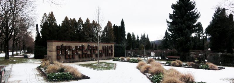 Datei:Urnengrabanlage im Friedhof Freilassing-Salzburghofen.jpg