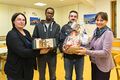 Flüchtlingshaus Michael-Pacher-Straße Weihnachtsgeschenke 2015.jpg
