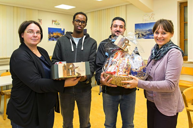 Datei:Flüchtlingshaus Michael-Pacher-Straße Weihnachtsgeschenke 2015.jpg