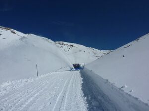 Großglockner Hochalpenstraße Schneeräumung 20 April 2015 02.jpg