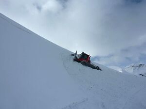 Grossglockner Hochalpenstrasse Schneeraeumung 2013 40.jpg