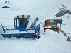 Grossglockner Hochalpenstrasse Schneeraeumung 2013 97.jpg