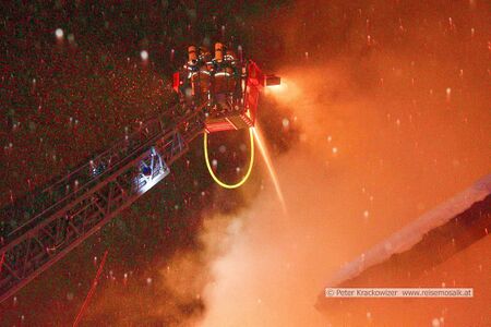 2017 01 08 FF Neumarkt am Wallersee Brand Wallbachsiedlung 13.jpg