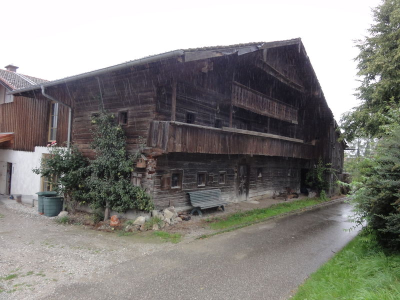 Datei:Altes Bauernhaus in Abtsdorf nahe der Kirche.JPG