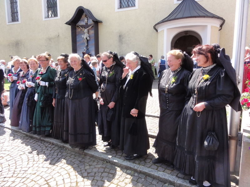 Datei:Kopftuchgruppe und Goldhaubenfrauen in Thalgau.JPG
