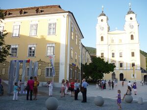 Markbrunnen und Kirchenplatz in Mondsee neu.jpg