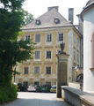 Schlosszufahrt, Pfeiler mit Steinurne.jpg