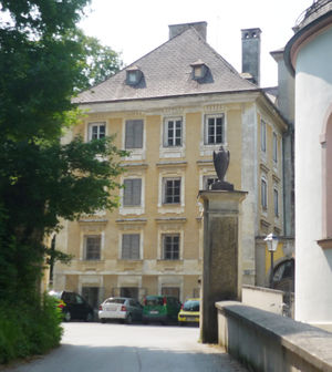 Schlosszufahrt, Pfeiler mit Steinurne.jpg