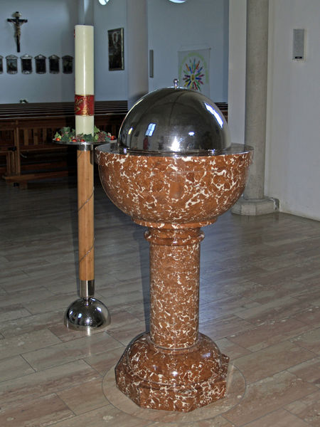 Datei:Kleinarl Pfarrkirche Taufbecken.jpg