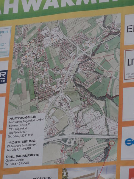 Datei:Nahwärme in Eugendorf, Tafel am Heizwerk.JPG