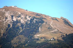 Schafberg mit Bahntrasse.jpg