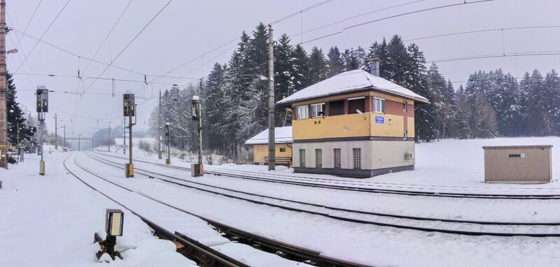 Datei:Stellwerk Ederbauer auf der Westbahnstrecke in Straßwalchen..JPG