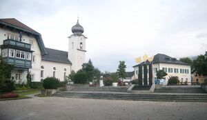 Strobl, Zentrumsansicht mit Skulpturen.jpg
