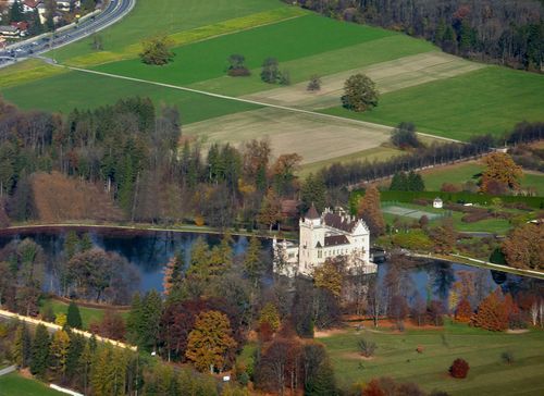 Anif mit Wasserschloss, Flugaufnahme von Walter Hutter.jpg