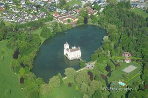 Anifer Schlossweiher mit Wasserschloss Anif.jpg