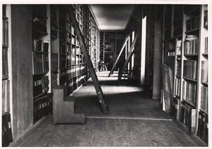 Aulagang in der Salzburger Studienbibliothek.jpg