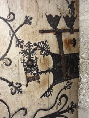 Detail der Schmiedekunst bei der Kirchentüre von Weildorf.jpg
