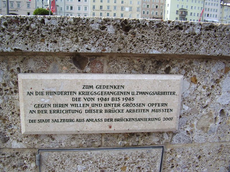 Datei:Gedenktafel Zwangsarbeiter Staatsbrücke.jpg