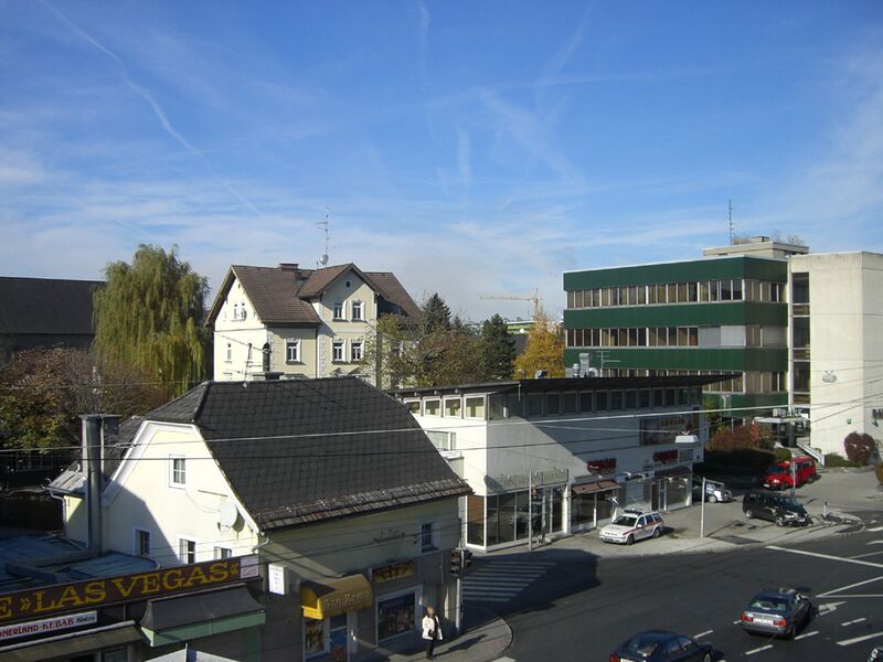 Datei:Hans-Schmid-Platz Westseite.jpg