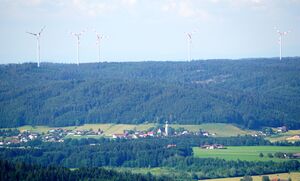 Heiligenstatt mit Windpark im Kobernaußer Wald.jpg