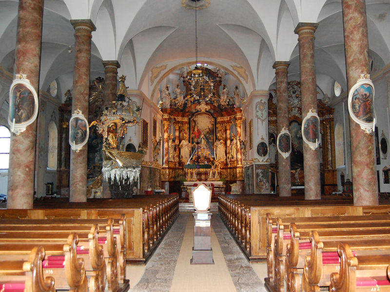 Datei:Pfarrkirche Traunkirchen innen.jpg