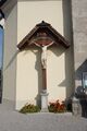 Friedhofskreuz an der Westseite der Pfarrkirche Hallwang.JPG