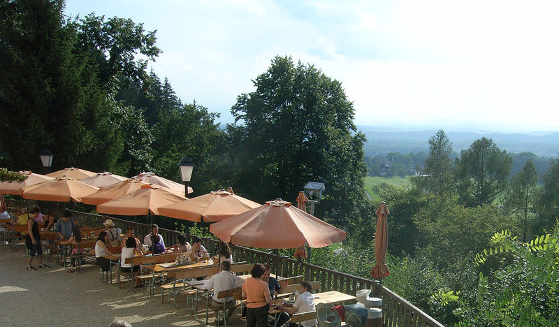 Datei:Schlößlgastgarten mit Ausblick.jpg