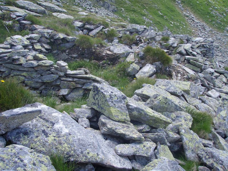 Datei:Bockhartscharte, Bergbauruinen.jpg