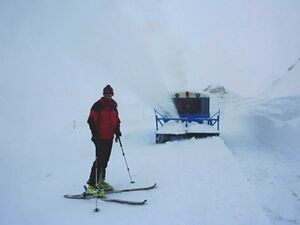 Grossglockner Hochalpenstrasse Schneeraeumung 2014 16 April 04.jpeg