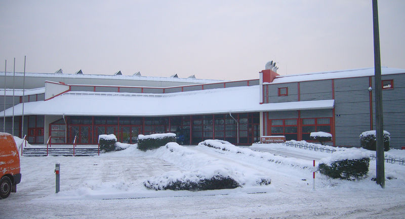 Datei:Sporthalle Alpenstraße, Westansicht.jpg