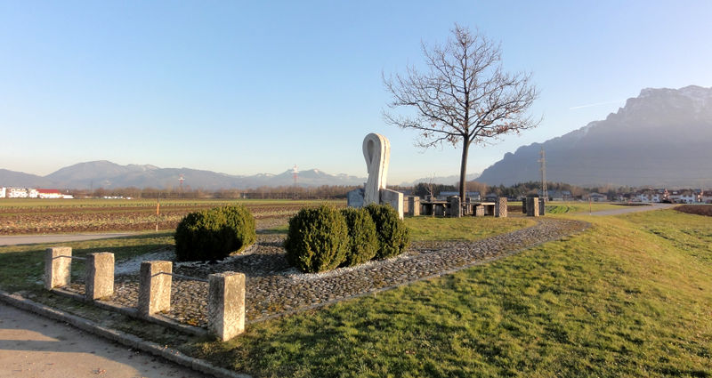 Datei:Walserfelddenkmal, nördliche Ansicht.jpg