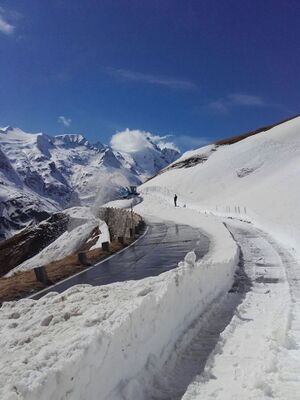 Großglockner Hochalpenstraße Schneeräumung 11 April 2016 10.jpg
