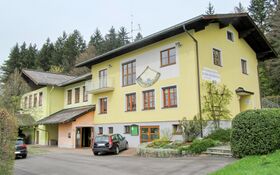 Volksschule Schwaighofen, Ostansicht.jpg