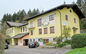 Volksschule Schwaighofen, Ostansicht.jpg