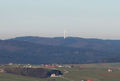 Ausblick von Sommerholz zur Windkraftanlage Steiglberg im Kobernaußerwald neu.JPG