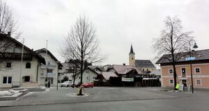 Dorfplatz in Henndorf.jpg