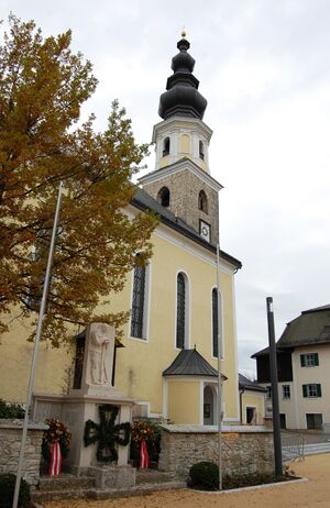 Kriegerdenkmal in Rchtung Kirchentüre.jpg