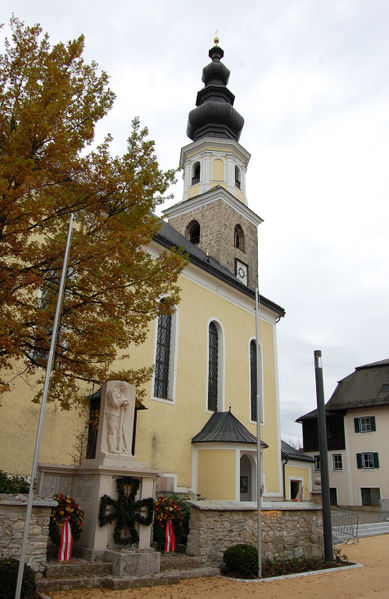 Datei:Kriegerdenkmal in Rchtung Kirchentüre.jpg