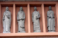 Die vier Evangelisten oberhalb der Kirchentüre von Maxglan.jpg