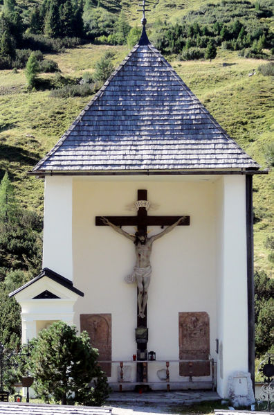 Datei:Friedhofskreuz am Tauernfriedhof.jpg
