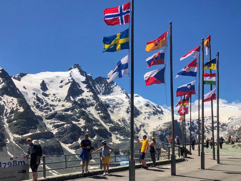 Datei:Kaiser-Franz-Josefs-Höhe Flaggen und Großglockner.jpg