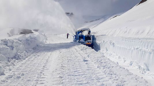 Großglockner Hochalpenstraße Schneeräumung 2021 84.jpg