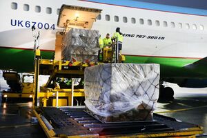 Uzbekistan Airlines brachte medizinisches Material 08.jpg