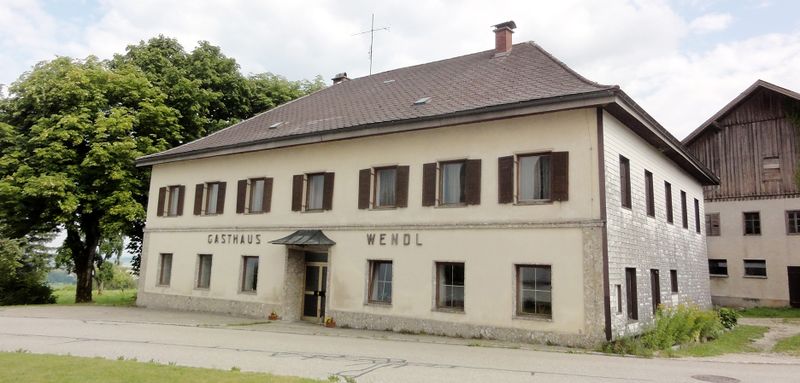 Datei:Altes Gasthaus in Weißenkirchen.jpg