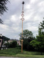 Der Maibaum beim Petersbrunnhof wurde vom Verein Jung Alpenland errichtet.JPG