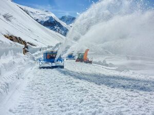 Großglockner Hochalpenstraße Schneeräumung 11 April 2016 09.jpg